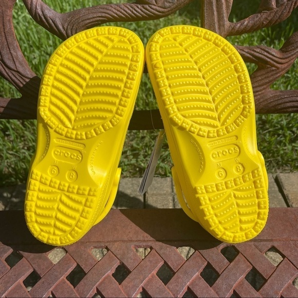 NWT Crocs iconic baya clogs in lemon unisex size W 8 M 6 - Picture 9 of 11